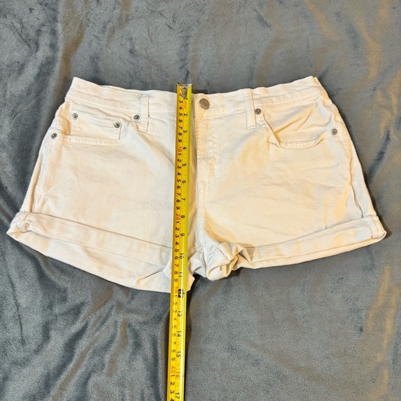 GAP White Jean Shorts Relaxed Fit
#1069 - Picture 3 of 7